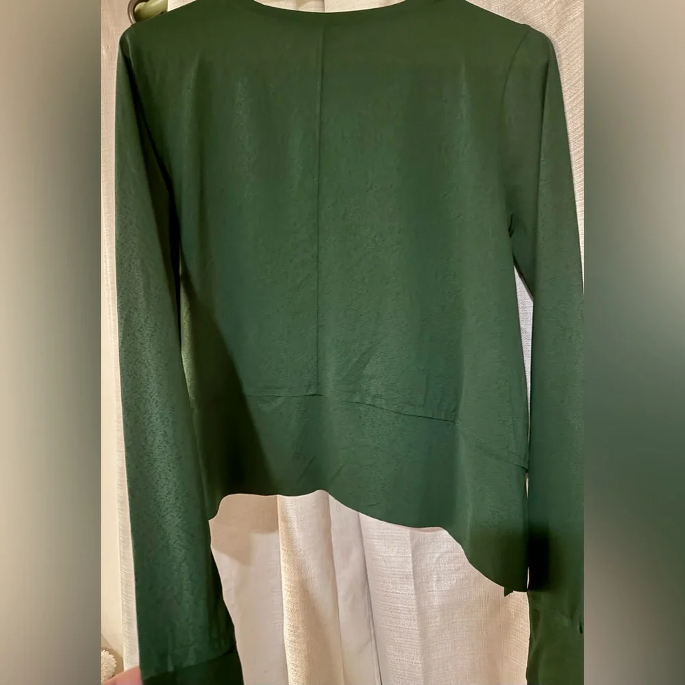 GREEN LONG SLEEVE SHIRT! NWT SO Light weight. Hunter green. - Picture 4 of 5